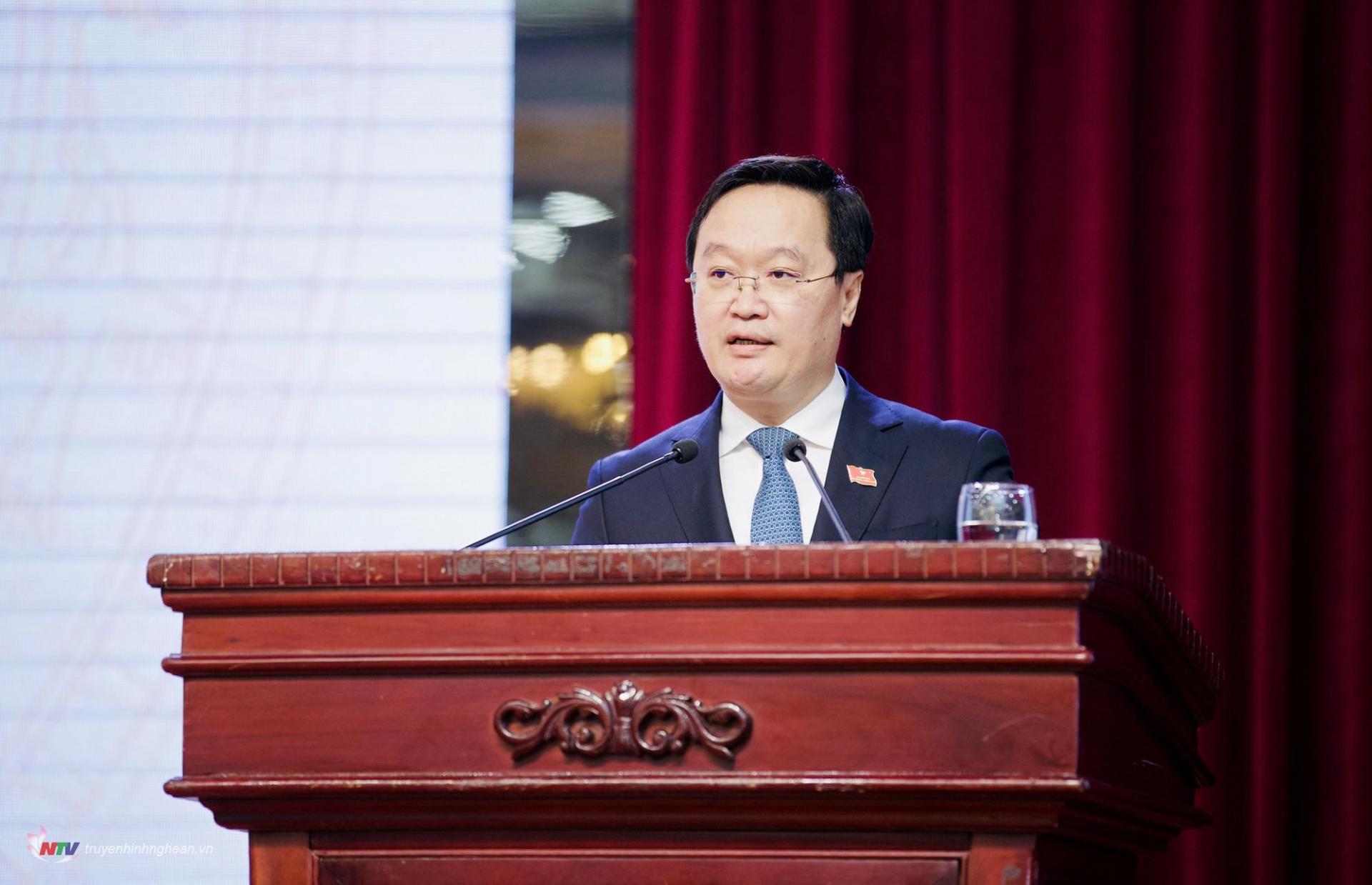 Đồng chí Nguyễn Đức Trung, Chủ tịch UBND tỉnh đọc Tờ trình về việc miễn nhiệm thành viên UBND tỉnh nhiệm kỳ 2021-2026. 