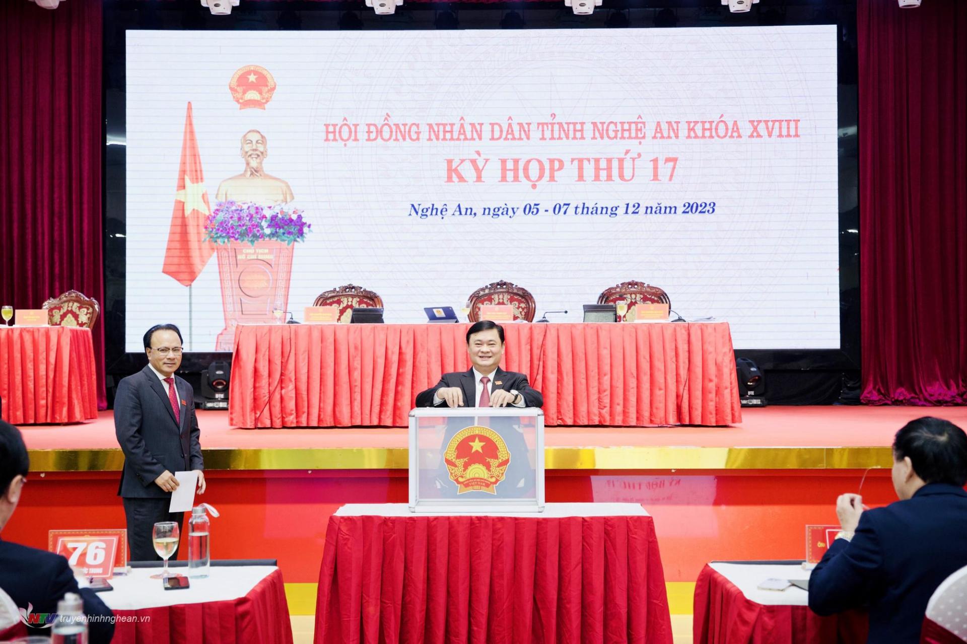 Bí thư Tỉnh uỷ, Chủ tịch HĐND tỉnh Thái Thanh Quý bỏ phiếu bầu bổ sung Uỷ viên UBND tỉnh.