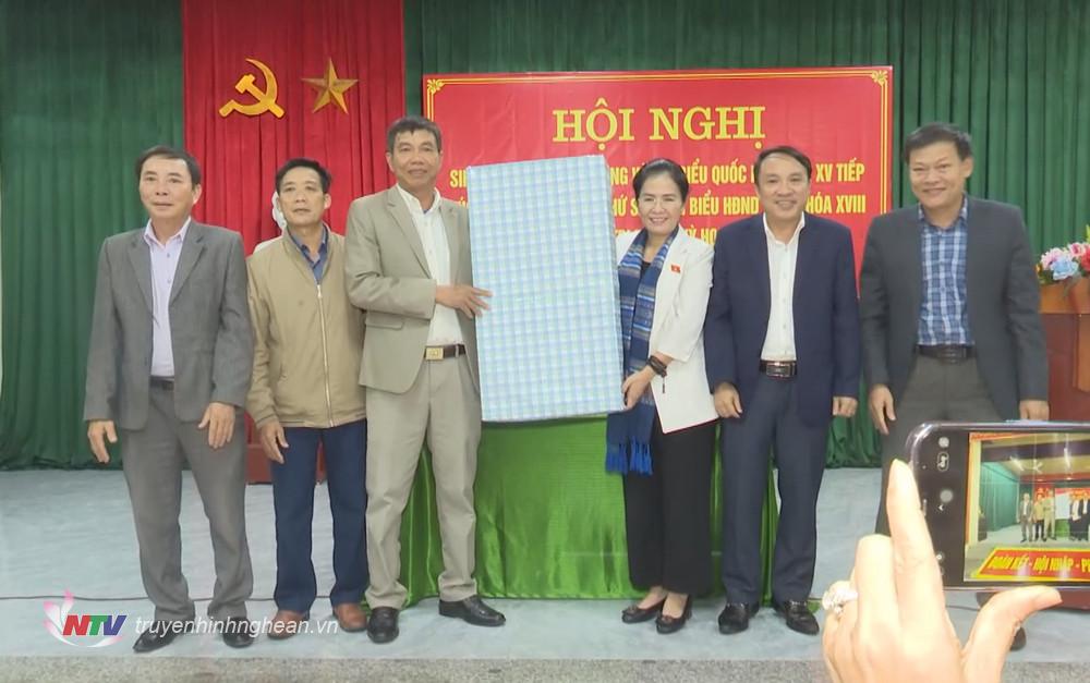 Chủ tịch UBMTTQ tỉnh Võ Thị Minh Sinh trao quà cho chi bộ xã Nghi Long.