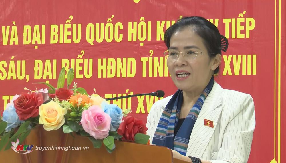 Đồng chí Võ Thị Minh Sinh - Uỷ viên BTV Tỉnh uỷ, Chủ tịch UBMTTQ tỉnh phát biểu tại buổi sinh hoạt.