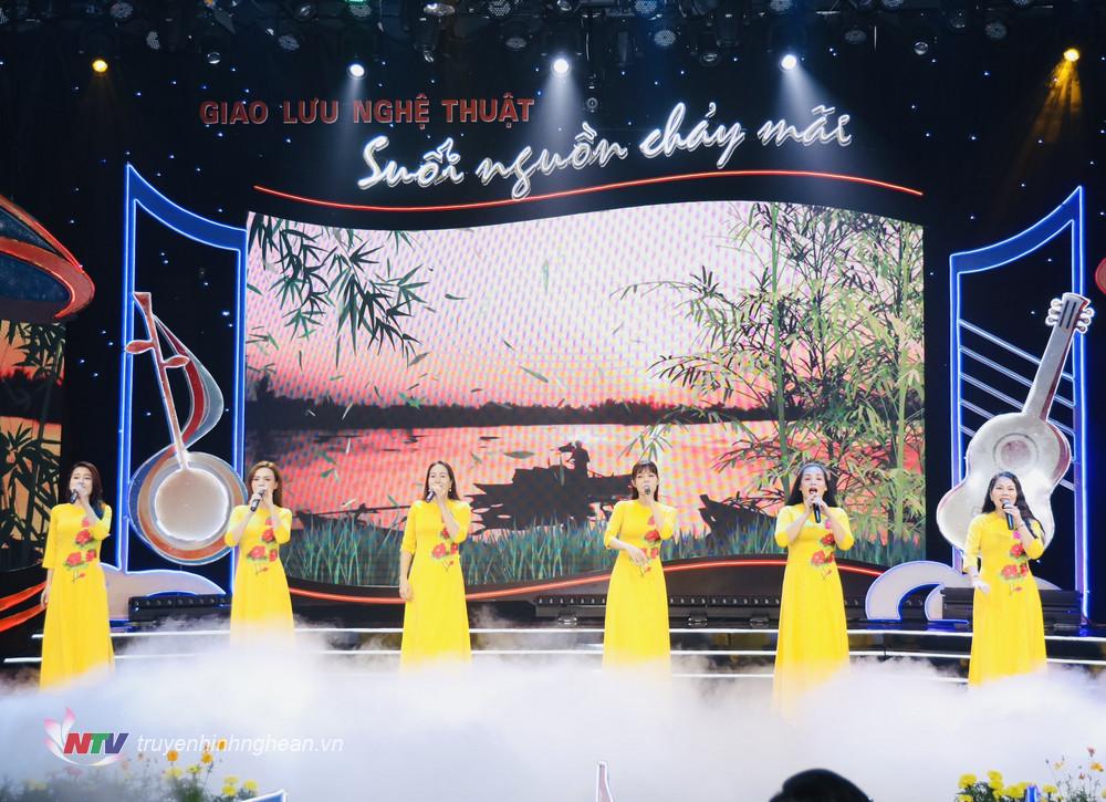 Ca khúc Gái sông La của nhạc sĩ Lê Hàm được thể hiện của Đoàn văn công Quân khu 4.
