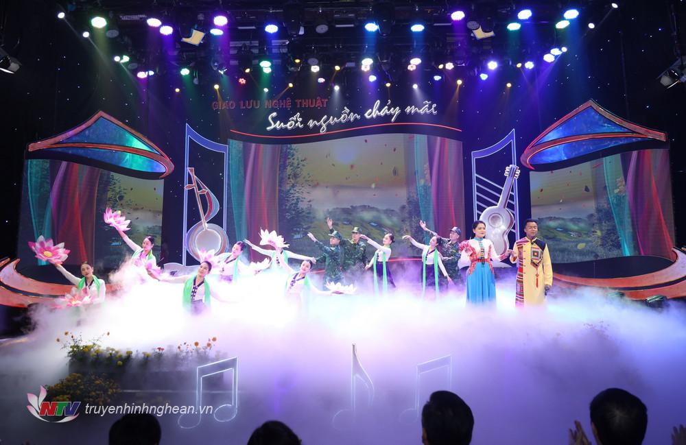 Ca khúc Bảy màu chỉ thắm của nhạc sĩ Dương Hồng Từ được thể hiện bởi giọng ca Quang Luyến - Đan Phượng