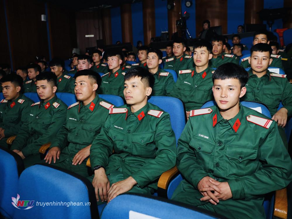 Cán bộ, chiến sỹ Bộ đội Biên phòng tỉnh tham dự chương trình.
