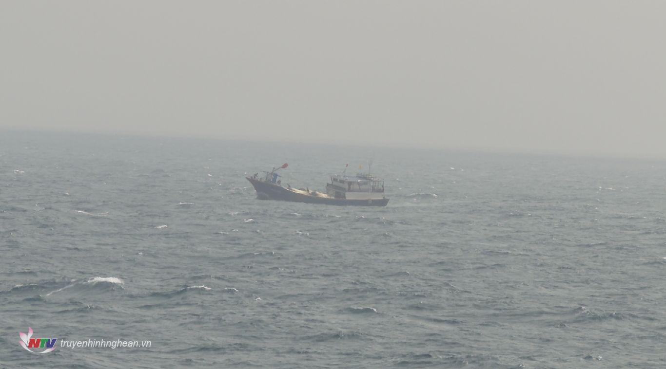 Nhắc nhở tàu cá Việt Nam có nguy cơ vi phạm đường phân định.