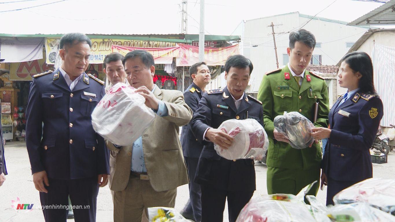 Nhiều mặt hàng điện tử, điện dân dụng được bày bán nhiều tại các chợ truyền thống của huyện Tương Dương.