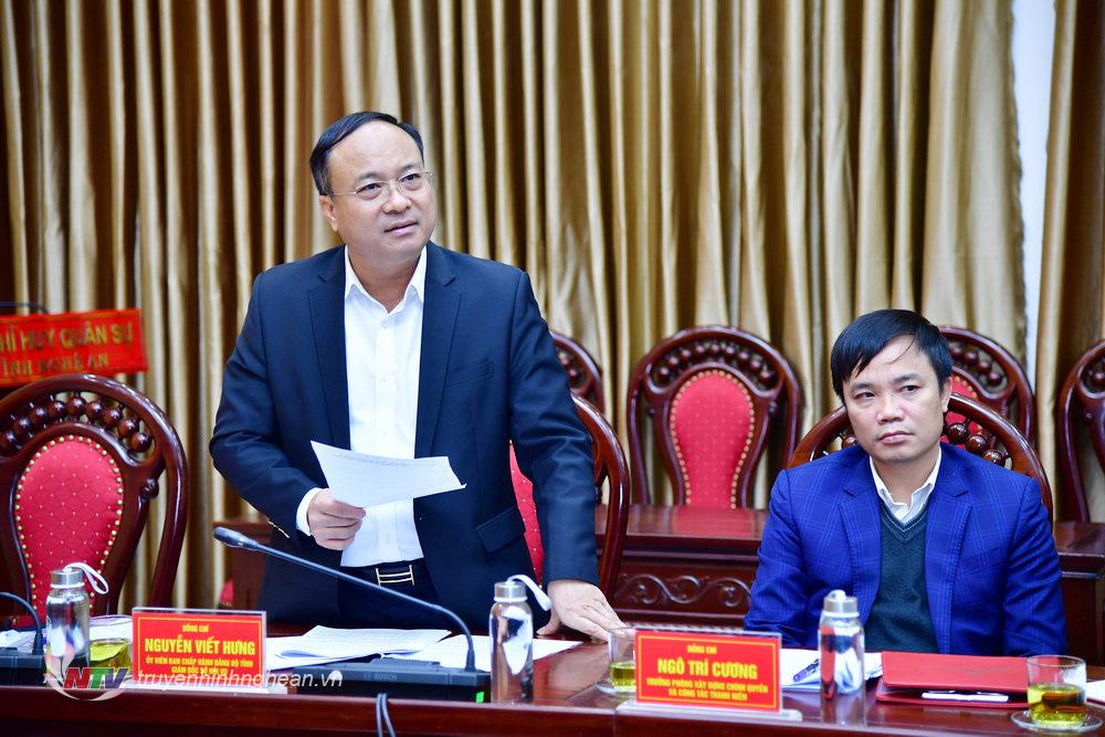 Đồng chí Nguyễn Viết Hưng, Giám đốc Sở Nội vụ phát biểu tại hội nghị. 