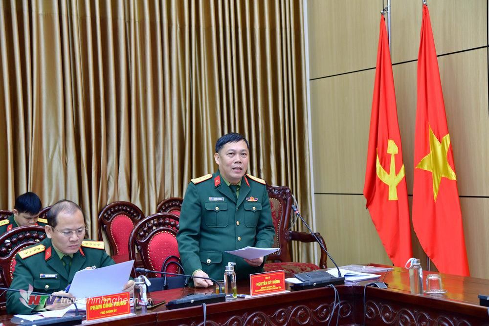 Đại tá Nguyễn Kỳ Hồng, Chính uỷ Bộ Chỉ huy Quân sự tỉnh phát biểu tại hội nghị. 