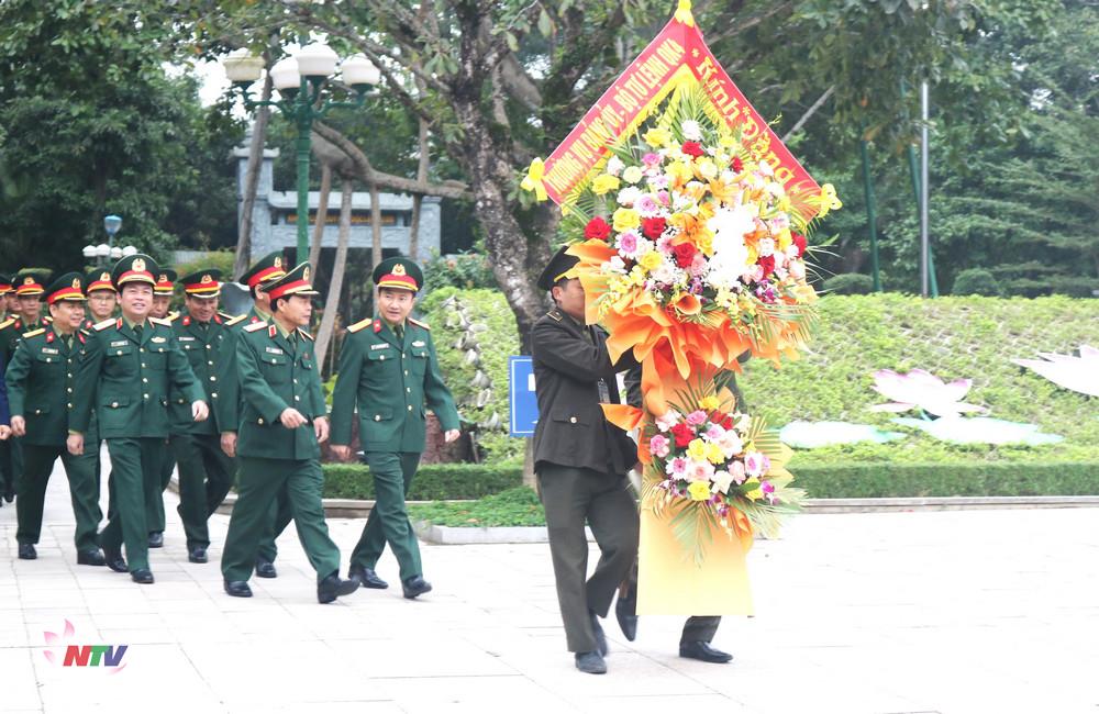 Bộ Tư lệnh Quân khu dâng hoa, hương tưởng niệm Chủ tịch Hồ Chí Minh tại Khu di tích Quốc gia đặc biệt Kim Liên, huyện Nam Đàn (Nghệ An).