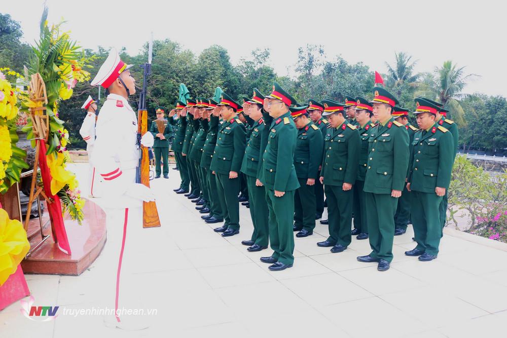 Bộ Tư lệnh Quân khu dâng hoa, hương tưởng niệm các Anh hùng Liệt sĩ tại Nghĩa trang Liệt sĩ thành phố Vinh, Nghệ An.