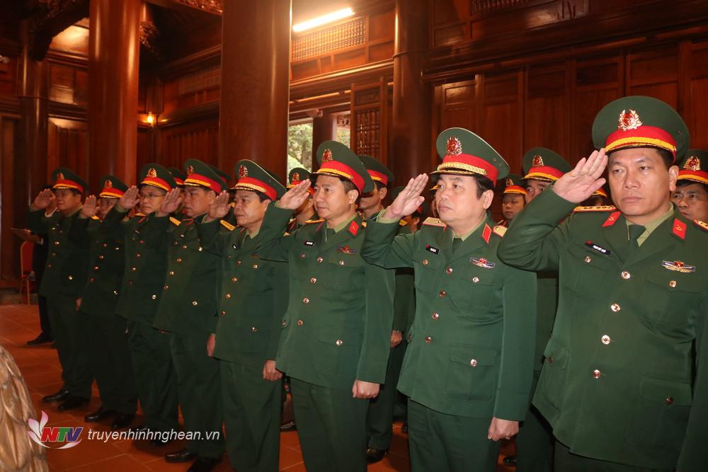 Các đồng chí trong đoàn thành kính tưởng niệm Chủ tịch Hồ Chí Minh