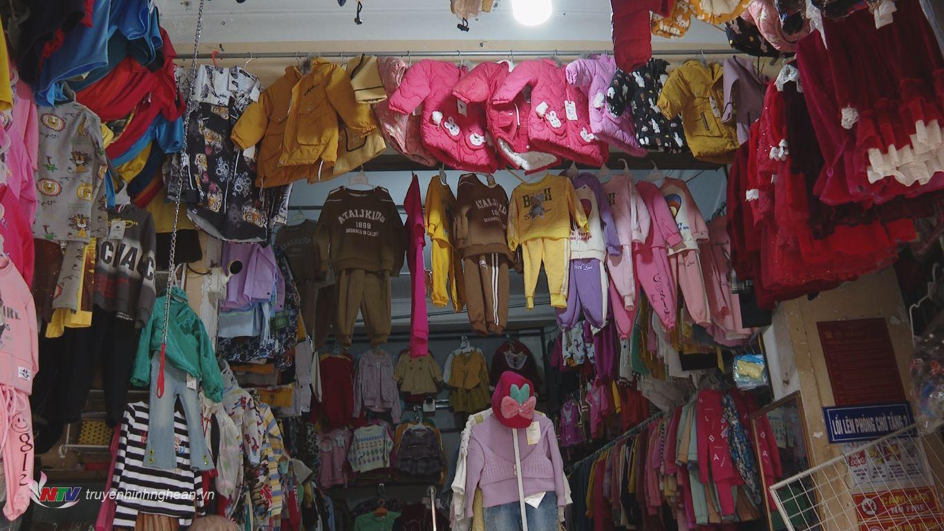 Quần áo, các mặt hàng gia dụng được nhiều cửa hàng bày bán.