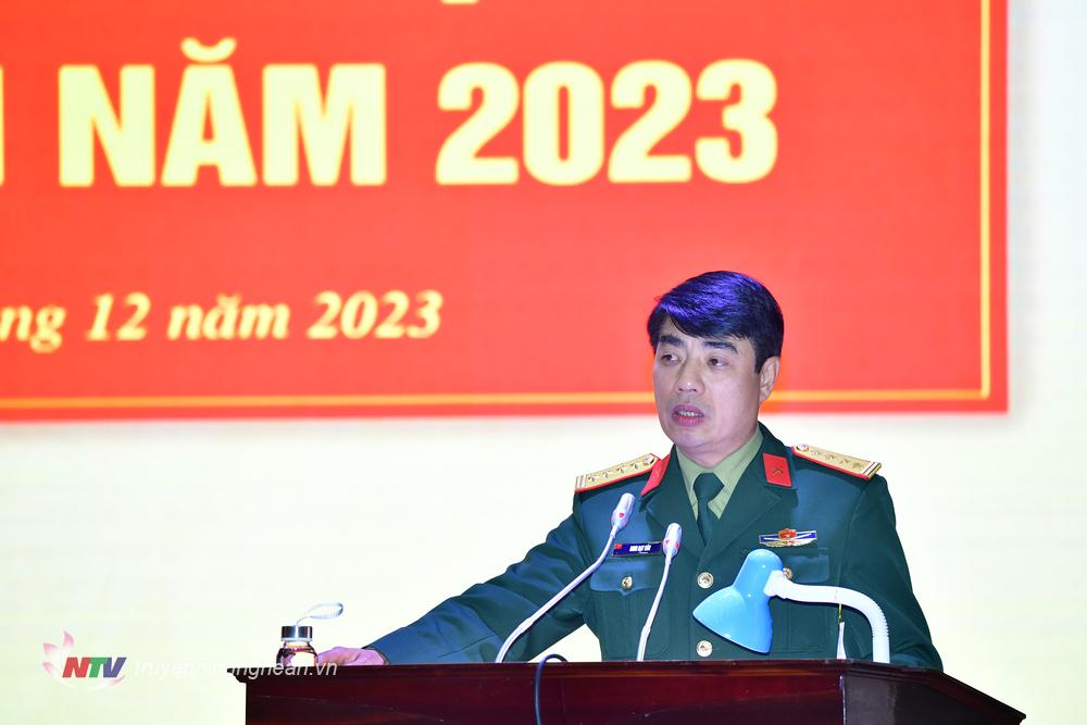 Đại tá Đinh Bạt Văn, Phó Chỉ huy trưởng, Tham mưu trưởng Bộ CHQS tỉnh báo cáo kết quả thực hiện nhiệm vụ quân sự - quốc phòng năm 2022. 
