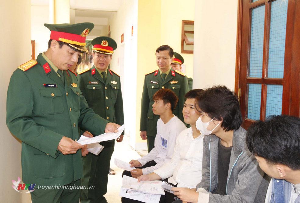 Đại tá Đinh Bạt Văn - Phó Chỉ huy trưởng, Tham mưu trưởng Bộ Chỉ huy Quân sự tỉnh kiểm tra công tác khám tuyển tại thị xã Cửa Lò.