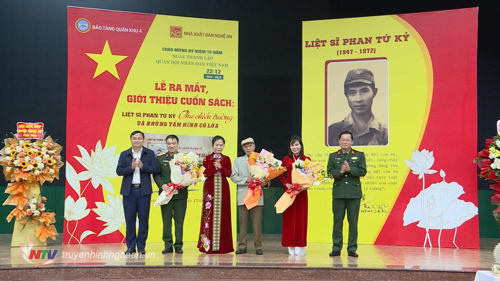 Lãnh đạo tỉnh Nghệ An, đại diện Quân khu 4 tặng hoa chúc mừng Nhà Xuất bản Nghệ An và nhà báo Phan Duy Hương