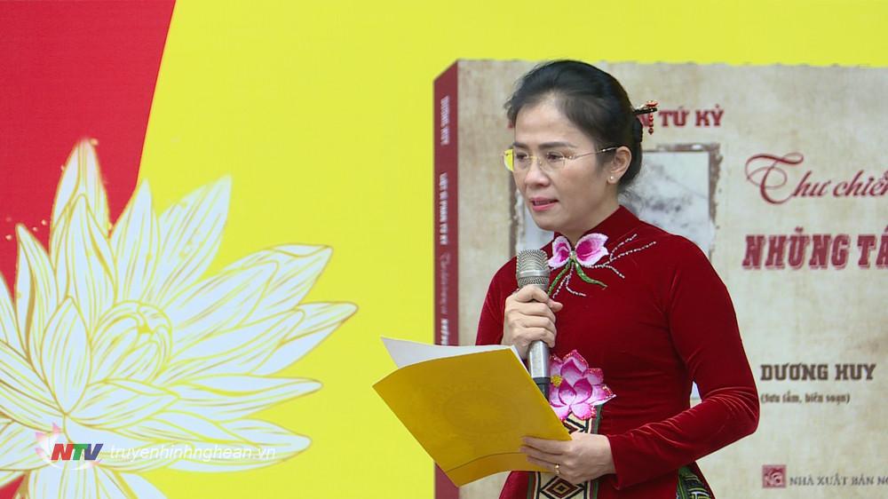 Đồng chí Võ Thị Minh Sinh - Ủy viên Ban Thường vụ Tỉnh ủy, Chủ tịch Ủy ban Mặt trận Tổ quốc tỉnh chia sẻ cảm nhận khi đọc cuốn sách. 