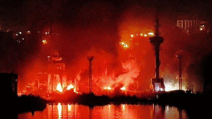 Khói lửa bốc lên sau vụ tấn công xưởng sửa chữa tàu S. Ordzhonikidze ở thành phố Sevastopol trên Bán đảo Crimea hôm 13/9/2023. Ảnh minh hoạ: Telegram
