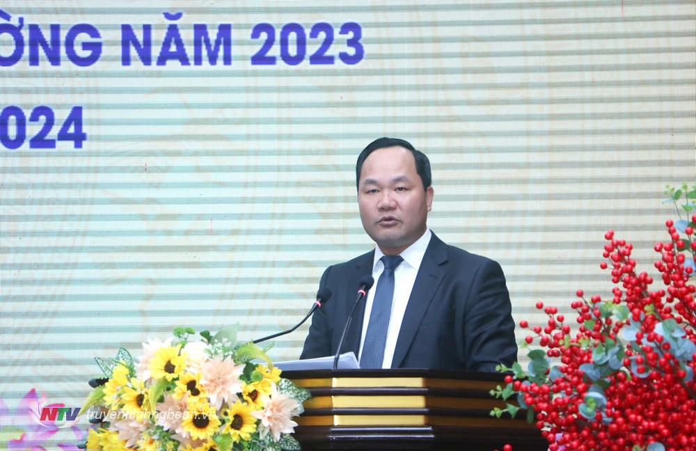 Đồng chí Hoàng Quốc Việt - Giám đốc Sở Tài nguyên và Môi trường Nghệ An phát biểu tại hội nghị.