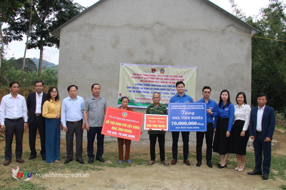 Đoàn công tác bàn giao hỗ trợ xây dựng nhà ở cho gia đình ông Trương Văn Cáng ở bản Đôm, xã Châu Phong.