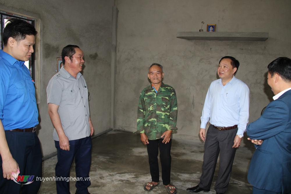 Lãnh đạo Toà án Nhân dân tỉnh Nghệ An và đại diện Chi đoàn Văn phòng, Chi đoàn Vụ Pháp chế và Quản lý khoa học TAND tối cao thăm hỏi các gia đình.