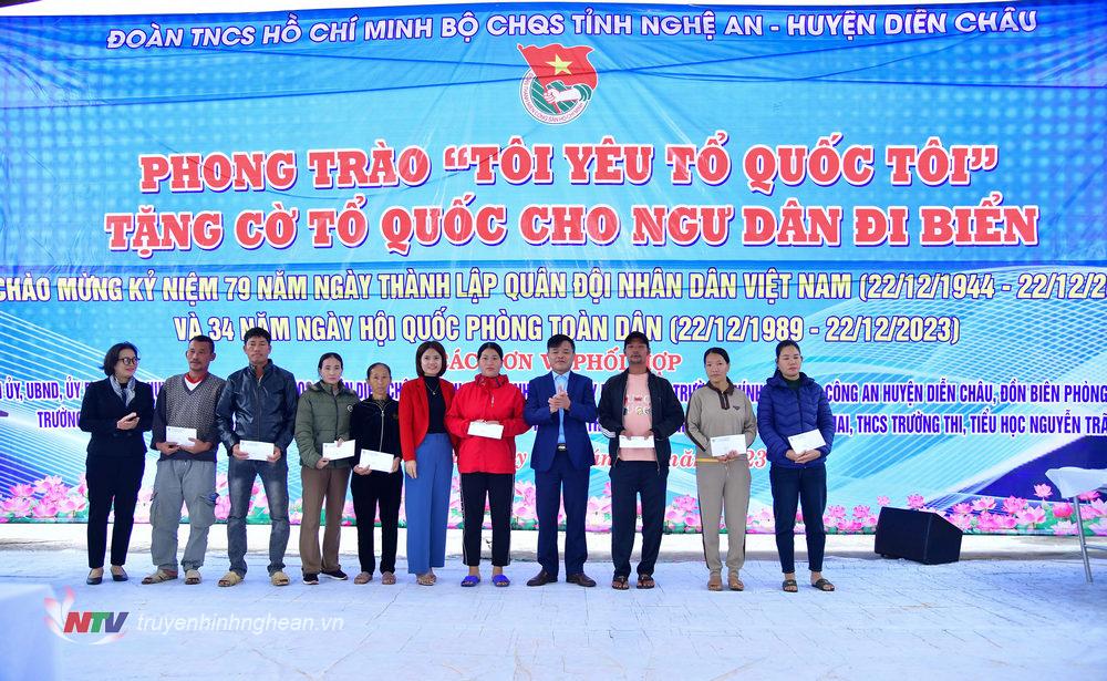 Phó Chủ tịch UBND huyện Diễn Châu Phan Xuân Vinh tặng quà cho các gia đình ngư dân có hoàn cảnh khó khăn