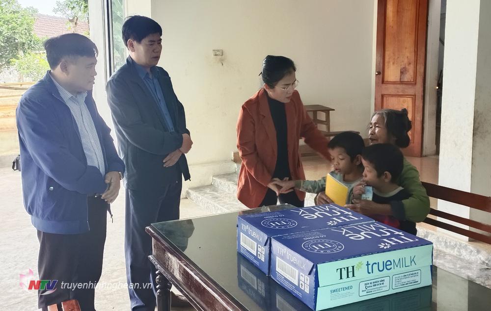 Đồng chí Võ Thị Minh Sinh thăm hỏi gia đình.