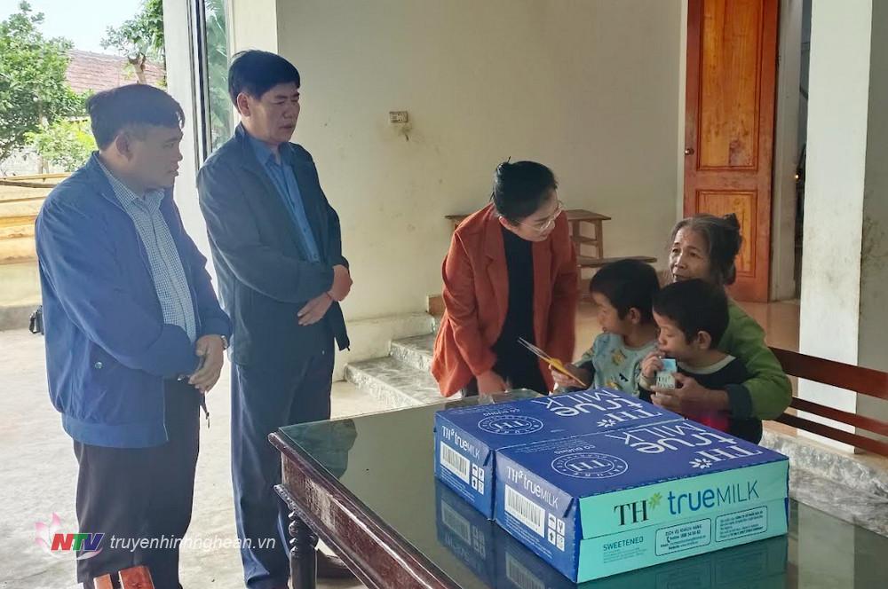 Đồng chí Võ Thị Minh Sinh trao quà của Ủy viên bộ chính trị, Phó Chủ tịch thường trực Quốc hội Trần Thanh Mẫn; UBMTTQ tỉnh cho gia đình.