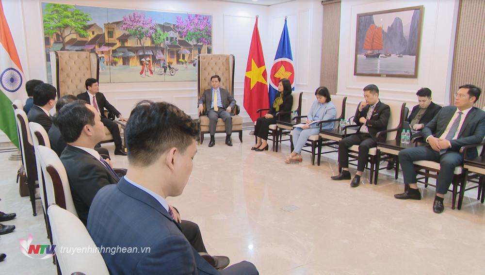 Đại sứ Nguyễn Thanh Hải trao đổi cùng Bí thư Tỉnh ủy Thái Thanh Quý và đoàn đại biểu cấp cao tỉnh Nghệ An. 