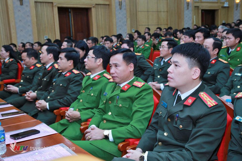 Các đồng chí trong Ban Giám đốc Công an tỉnh Nghệ An dự buổi lễ.