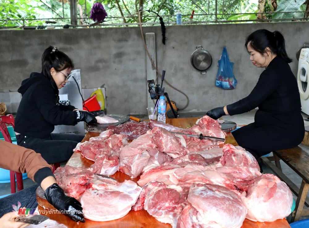 Lượng thịt làm các món khô bắt đầu tăng số lượng những ngày gần Tết Nguyên đán.