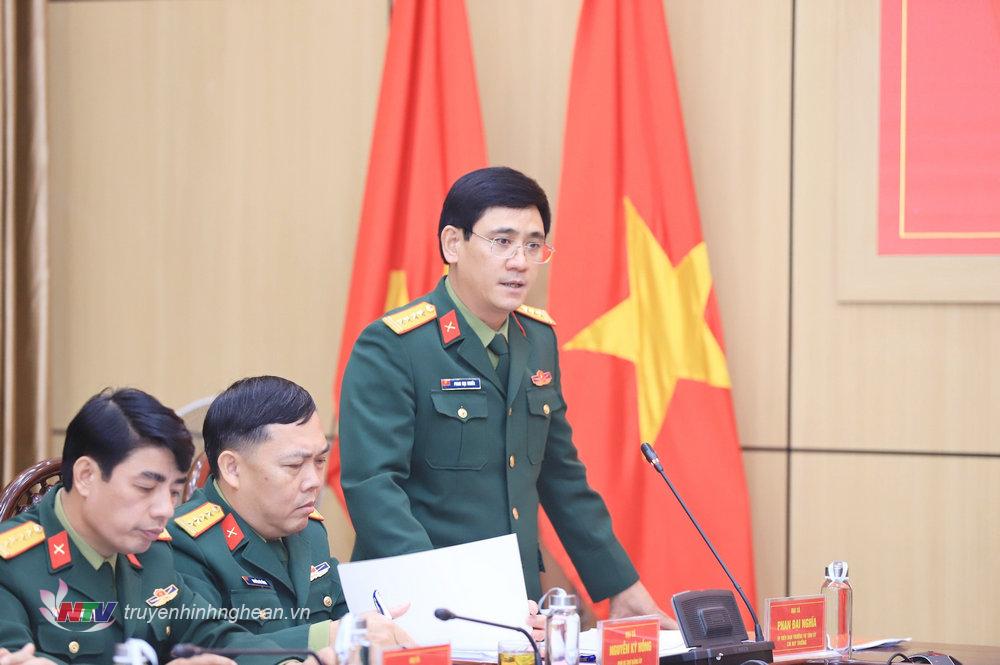 Đại tá Phan Đại Nghĩa - Ủy viên Ban Thường vụ Tỉnh ủy, Chỉ huy trưởng Bộ CHQS tỉnh phát biểu tại hội nghị.