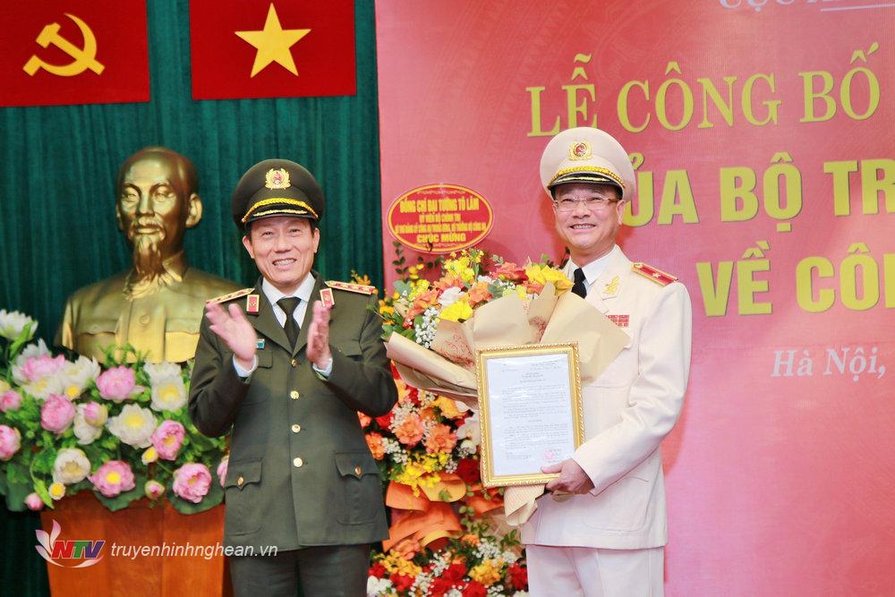 Thượng tướng Lương Tam Quang, Thứ trưởng Bộ Công an trao Quyết định và tặng hoa chúc mừng Thiếu tướng Phạm Thế Tùng được Bộ trưởng Bộ Công an điều động giữ chức vụ Cục trưởng Cục An ninh chính trị nội bộ.