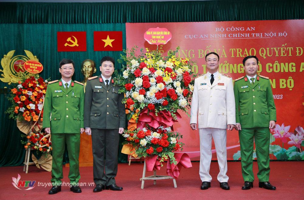 Các đồng chí trong Ban Giám đốc Công an tỉnh Nghệ An tặng hoa chúc mừng đồng chí Thiếu tướng Phạm Thế Tùng trên cương vị công tác mới.