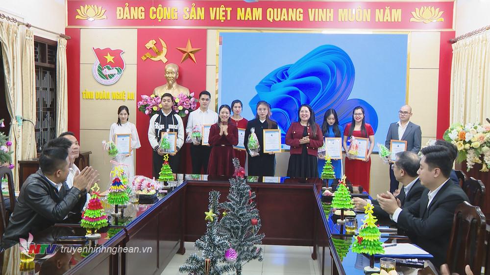 Đại diện Ban Dân vận và Hội Liên hiệp Thanh niên Việt Nam tỉnh Nghệ An trao quà thanh niên Công giáo tiêu biểu toàn tỉnh năm 2023.
