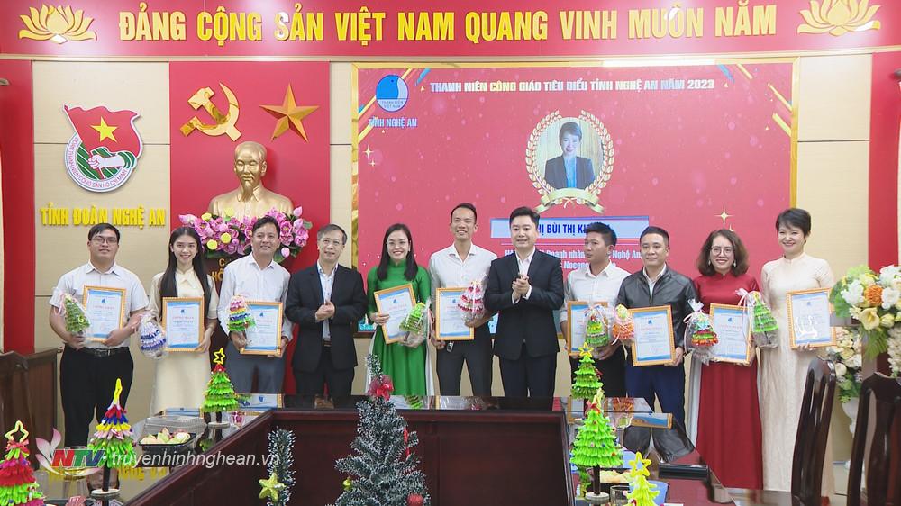 Đại diện Ủy ban Mặt trận Tổ quốc Việt Nam tỉnh Nghệ An cùng Thường trực Tỉnh đoàn trao quà tôn vinh, biểu dương các thanh niên Công giáo tiêu biểu tại chương trình. 