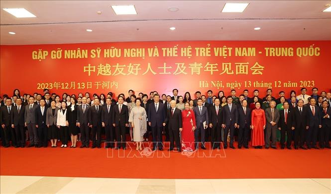Tổng Bí thư Nguyễn Phú Trọng và Phu nhân cùng Tổng Bí thư, Chủ tịch nước Trung Quốc Tập Cận Bình và Phu nhân chụp ảnh chung với đại biểu nhân sỹ hữu nghị và thế hệ trẻ Việt Nam - Trung Quốc. 