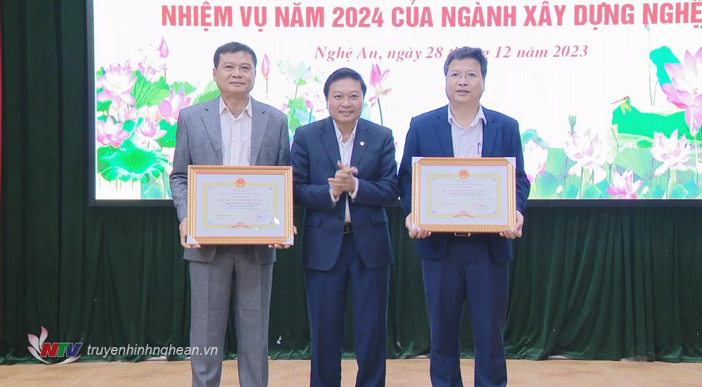 Đồng chí Lê Hồng Vinh - Uỷ viên BTV Tỉnh uỷ, Phó Chủ tịch Thường trực UBND tỉnh trao Bằng khen của UBND tỉnh cho các tập thể xuất sắc.