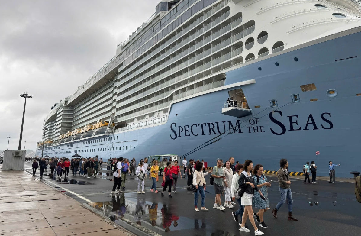 Tàu Spectrum of The Seas chụp tại Cam Ranh ngày 13/12. Ảnh: TTXTNT.