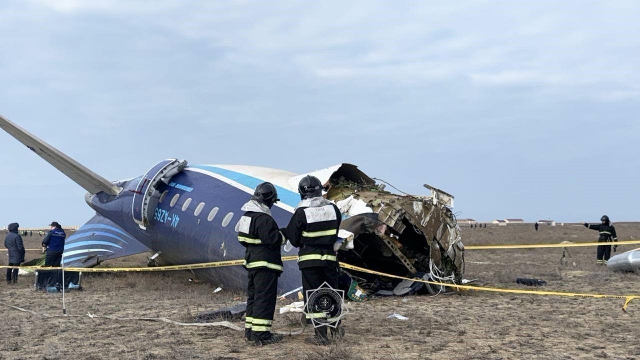 Chiếc máy bay Embraer 190 của hãng hàng không Azerbaijan Airlines, bay từ Baku đến Grozny (Nga), đã gặp nạn sáng 25/12/2024 gần thành phố Aktau ở miền Tây Kazakhstan, khiến 38 người thiệt mạng. Trên máy bay có 62 hành khách và 5 thành viên phi hành đoàn. Ảnh: AA/TTXVN