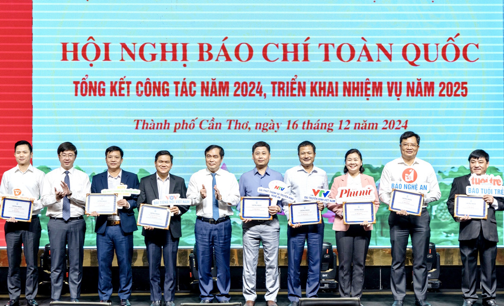 Giám đốc Đài PTTH Nghệ An Trần Minh Ngọc (thứ 5 từ phải sang) đón nhận Chứng nhận đơn vị báo chí đạt mức xuất sắc về trưởng thành chuyển đổi số báo chí năm 2024.