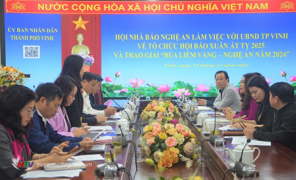 Toàn cảnh cuộc làm việc.