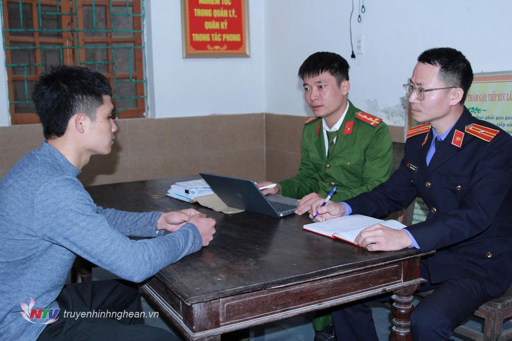 Cơ quan chức năng làm việc với Phạm Đăng Mạnh.