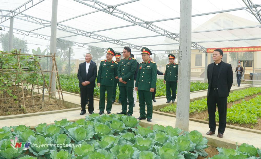 Giám mục Anphong Nguyễn Hữu Long cùng phái đoàn Tòa Giám mục Giáo phận Vinh tham quan công tác tăng gia của cán bộ, chiến sĩ Trung đoàn 764