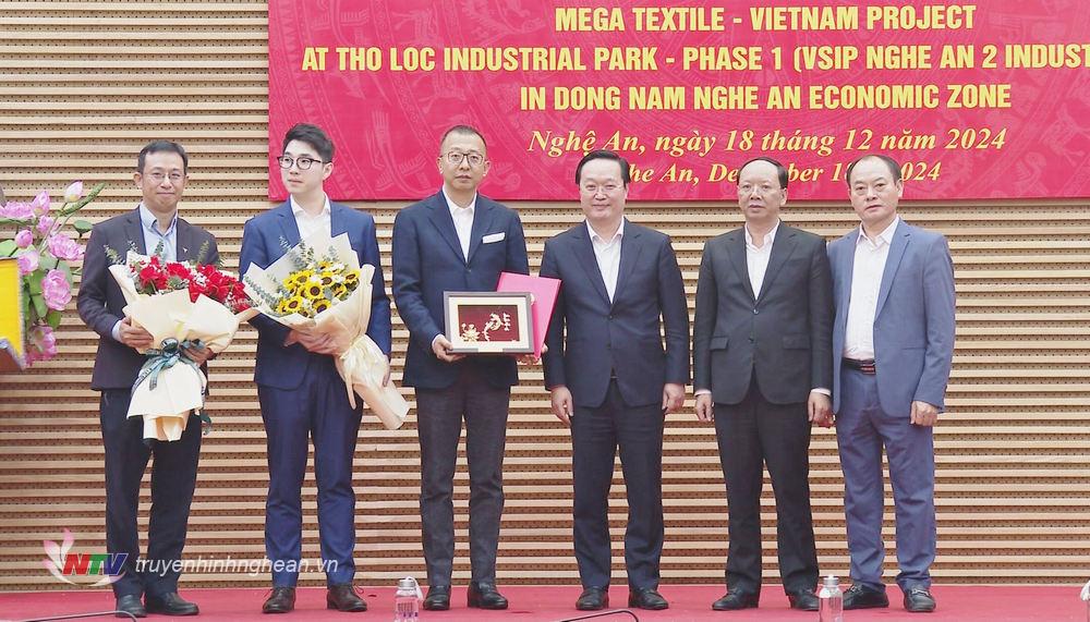 Lãnh đạo tỉnh trao món quà lưu niệm đến lãnh đạo Tập đoàn Best Pacific.