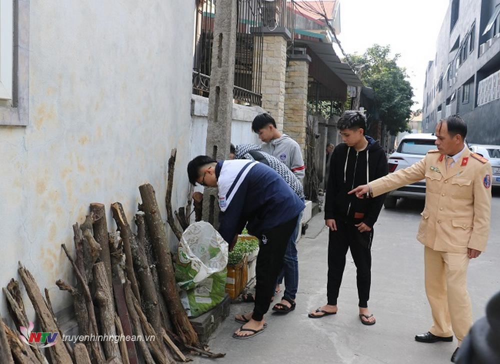 Lực lượng chức năng khám xét các địa điểm mà nhóm đối tượng sử dụng để cất giấu tang vật sau khi thực hiện hành vi vi phạm pháp luật.