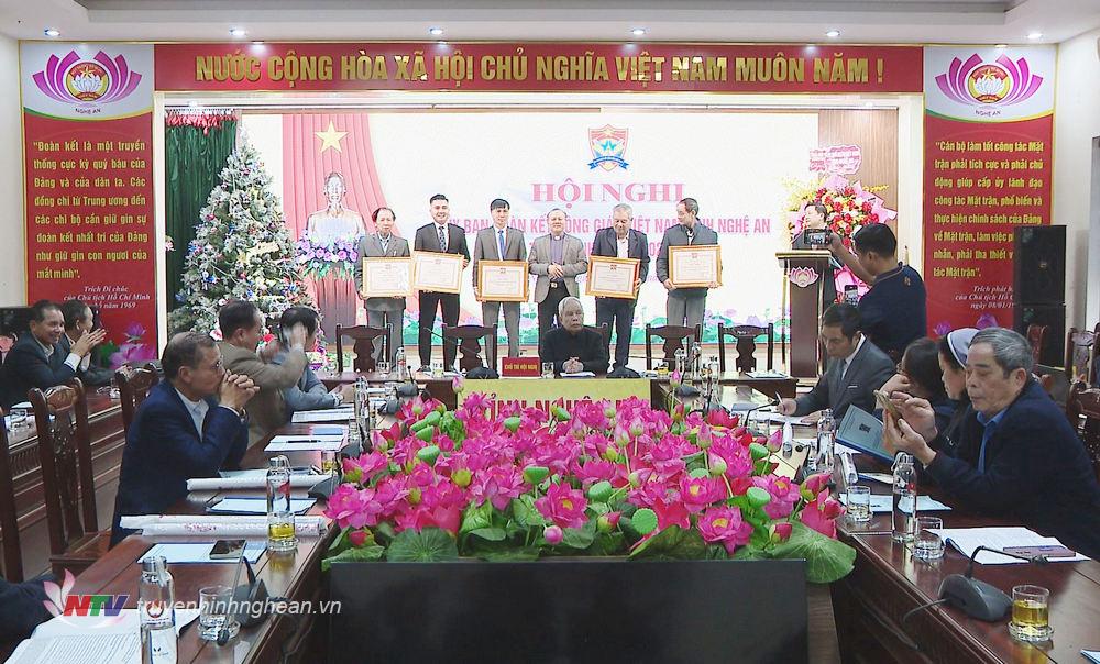 Trao giấy khen cho các cá nhân, tập thể có nhiều thành tích trong phong trào thi đua yêu nước của đồng bào Công giáo năm 2024.