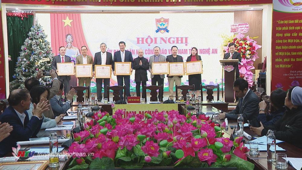 Trao giấy khen cho các cá nhân, tập thể có nhiều thành tích trong phong trào thi đua yêu nước của đồng bào Công giáo năm 2024.
