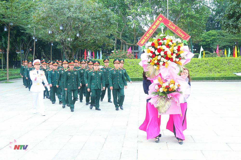 Cán bộ, chiến sỹ Bộ Chỉ huy Quân sự tỉnh NghệAn dâng hoa, dâng hương tại Khu di tích Quốc gia đặc biệt Kim Liên, Nam Đàn.