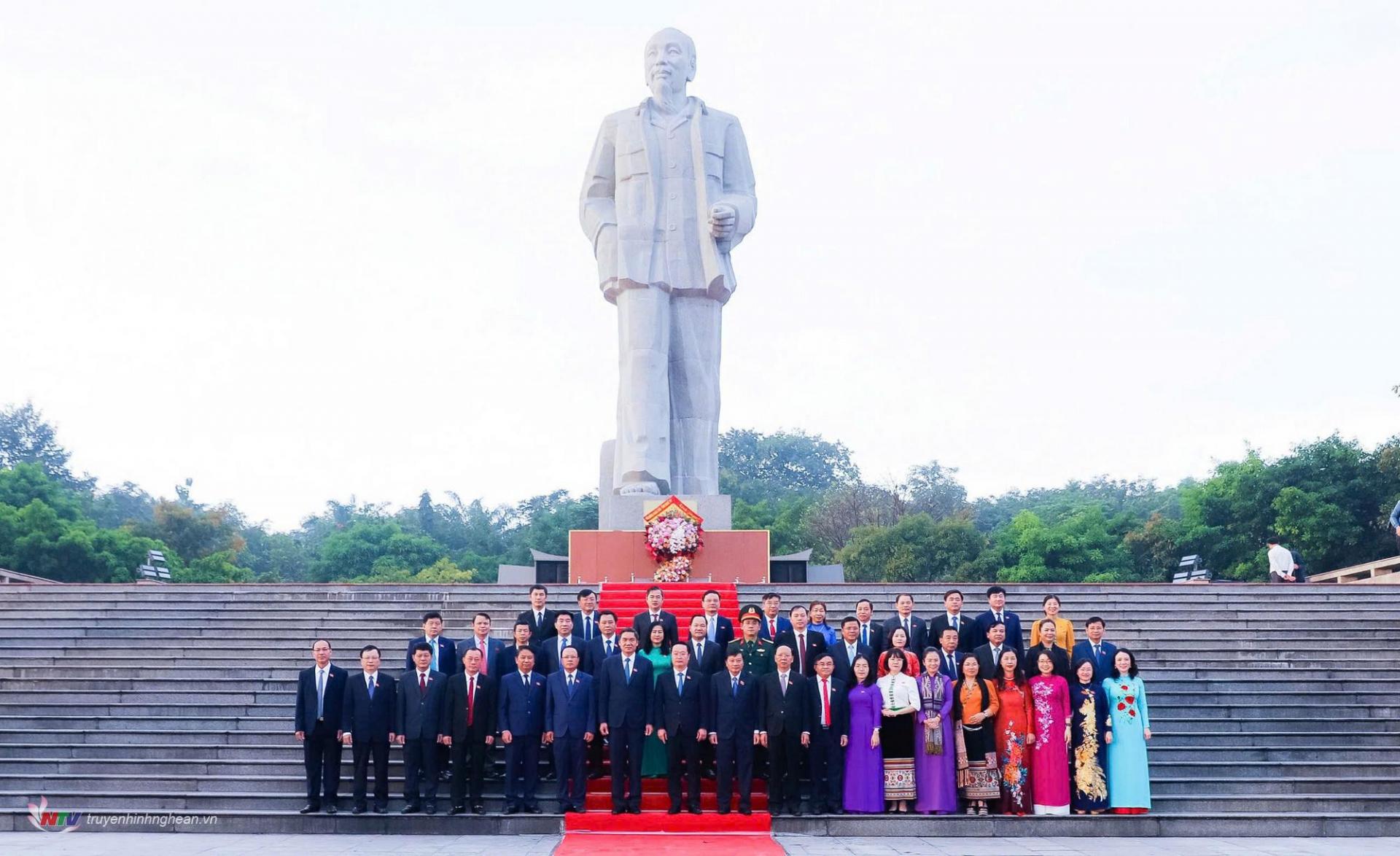 Các đồng chí lãnh đạo tỉnh và đại biểu HĐND tỉnh chụp ảnh lưu niệm trước tượng đài Chủ tịch Hồ Chí Minh.