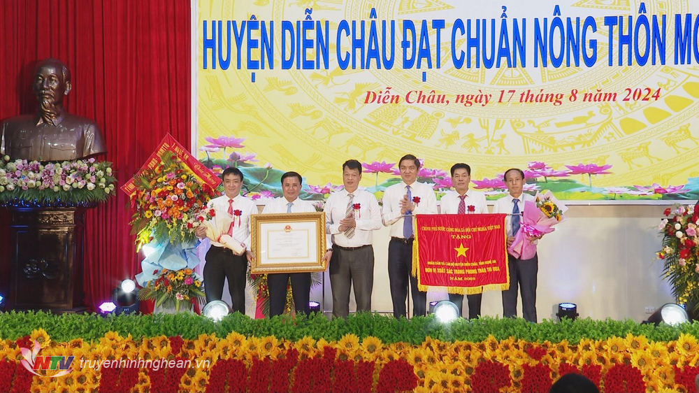 Huyện Diễn Châu đón Bằng Công nhận huyện đạt chuẩn nông thôn mới năm 2023 và Cờ thi đua của Chính phủ.