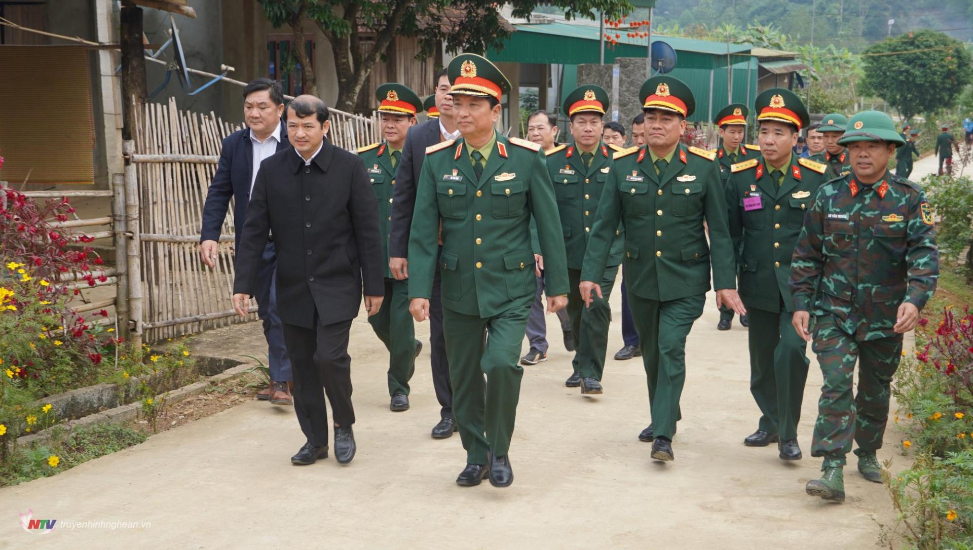 đoàn công tác Quân khu 4 do Trung tướng Hà Thọ Bình - Tư lệnh Quân khu 4 làm trưởng đoàn đã đến thăm và làm việc với lãnh đạo huyện Con Cuông và Ban chỉ huy quân sự huyện Con cuông và kiểm tra công tác dân vận.
